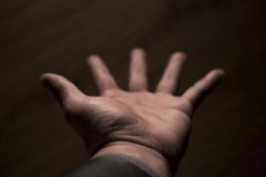 断掌男克父母还是老婆？男子断掌命运好不好？